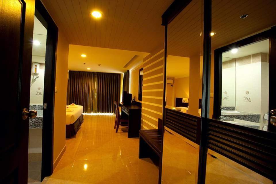 J&Y Lodge Hotel Chonburi Exterior photo