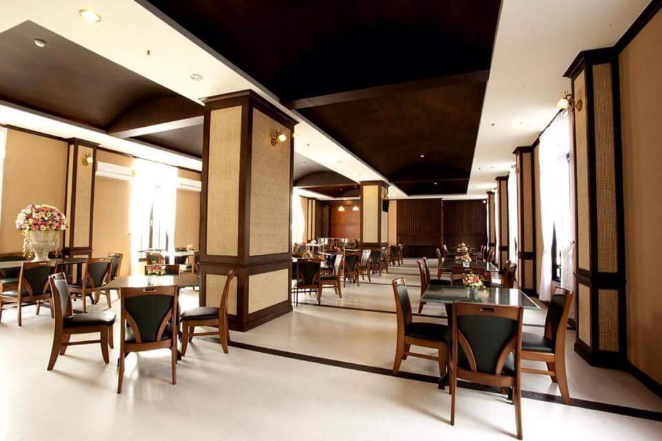 J&Y Lodge Hotel Chonburi Exterior photo