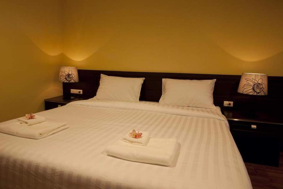 J&Y Lodge Hotel Chonburi Exterior photo