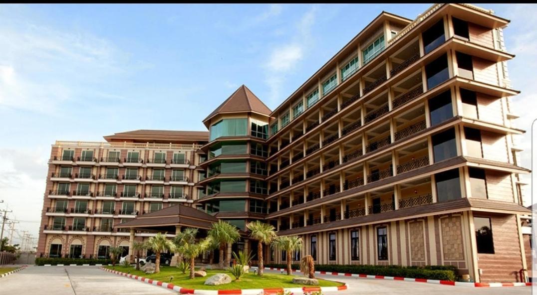 J&Y Lodge Hotel Chonburi Exterior photo