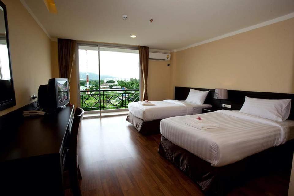 J&Y Lodge Hotel Chonburi Exterior photo