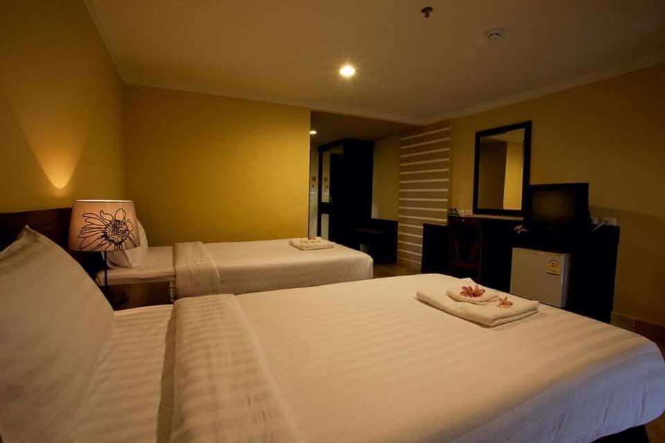 J&Y Lodge Hotel Chonburi Exterior photo